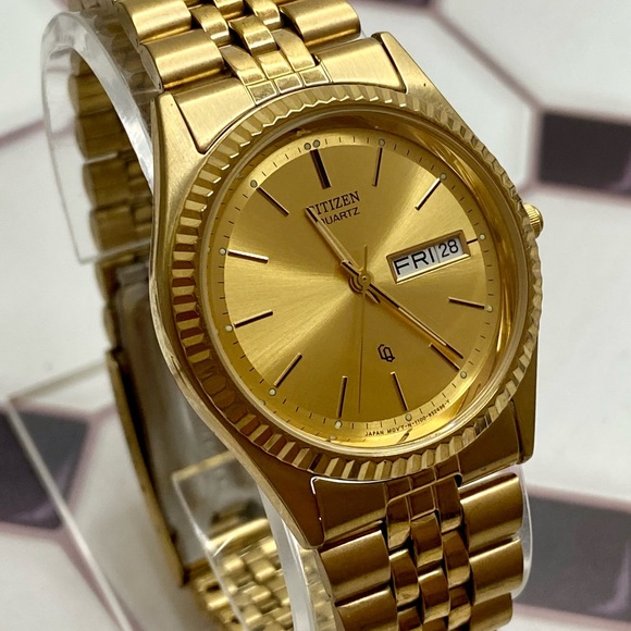 Vintage Citizen Gold-tone Stainless Steel QQ Watch With Day / Date - Picture 3 of 13